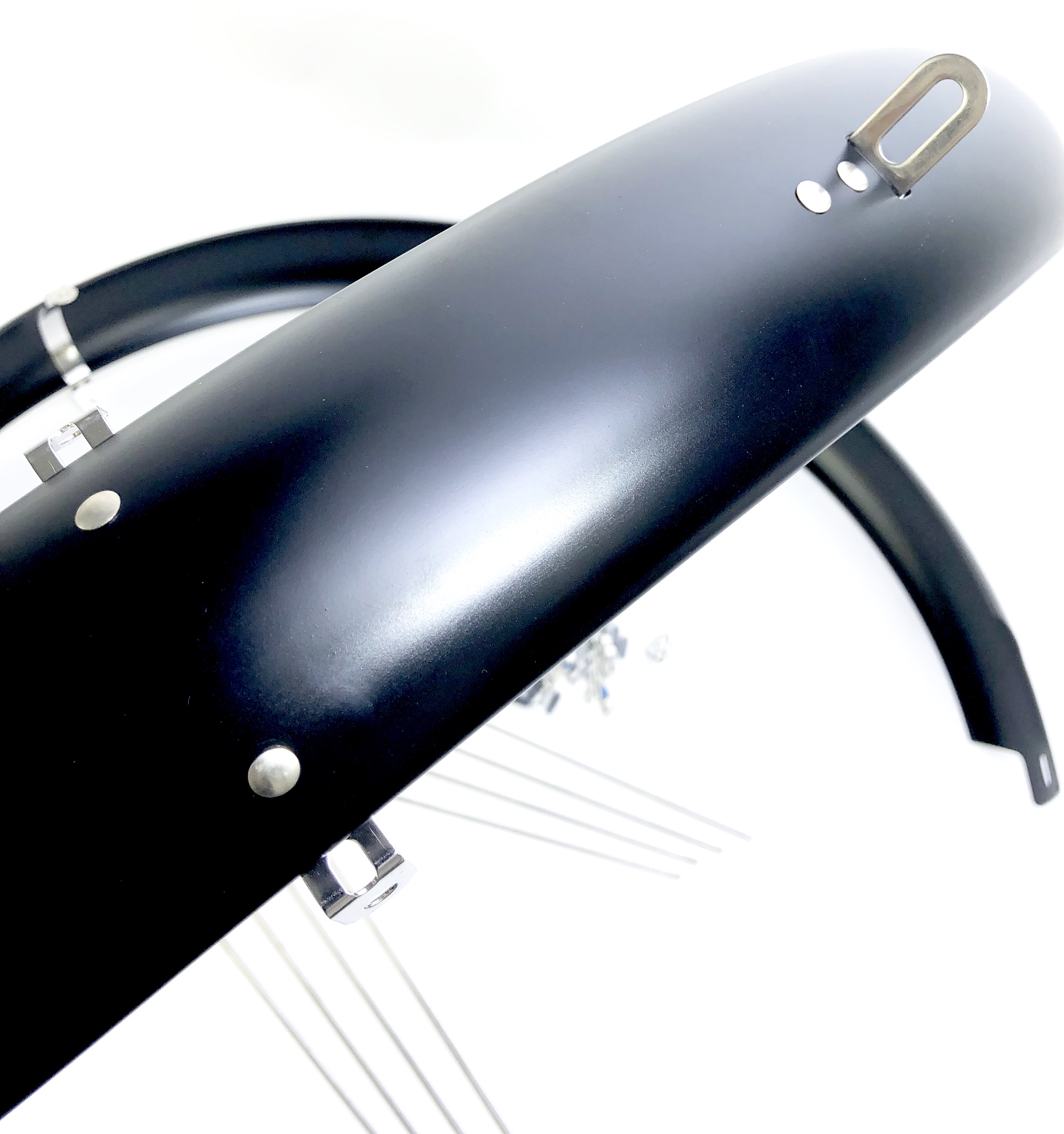 Parafanghi Cruiser in materiale plastico con una larghezza di 80 mm, dotato di aste 26 x 2.125 - 3.0 pollici, in nero satinato