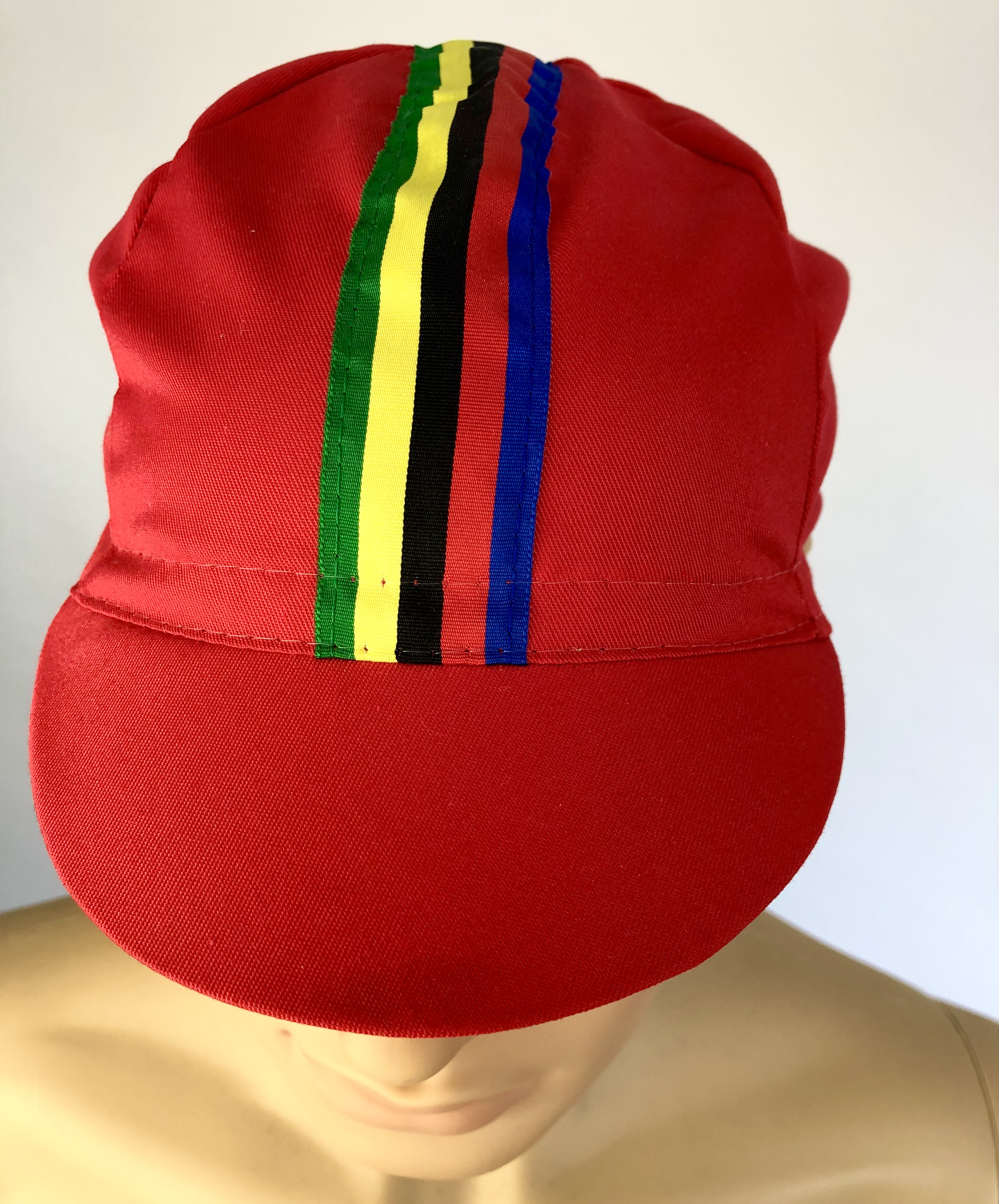 Cycling Cap rosso con strisce colorate