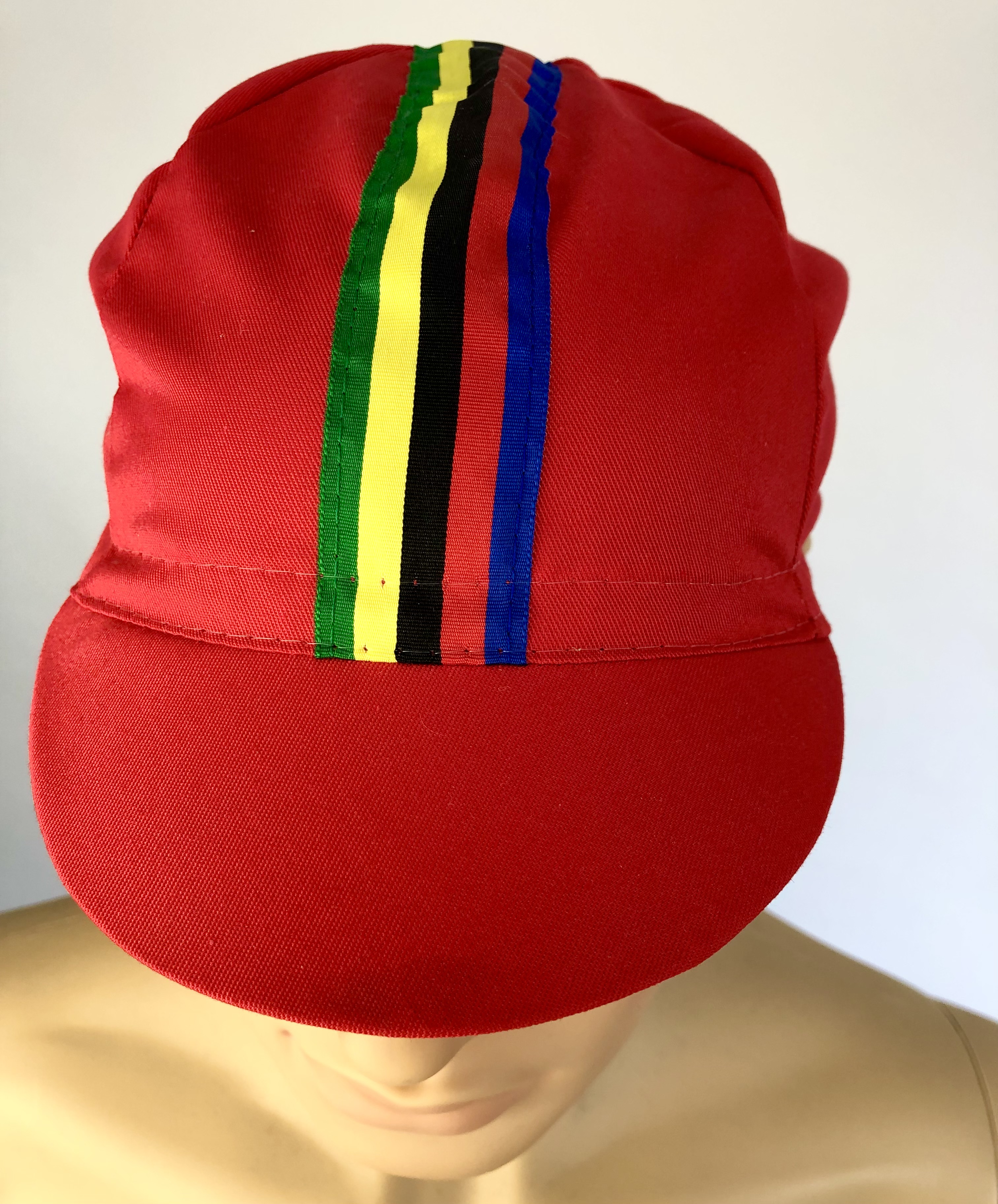 Rennradkappe_Historical_team_cap_retro_cycling_cap_radmutze_Rennkappe_Cycling_-Radlercap_La-Casquette_fahrradkulturin_-rot-mit-bunten-Streifen7MZncNoII6LIAR