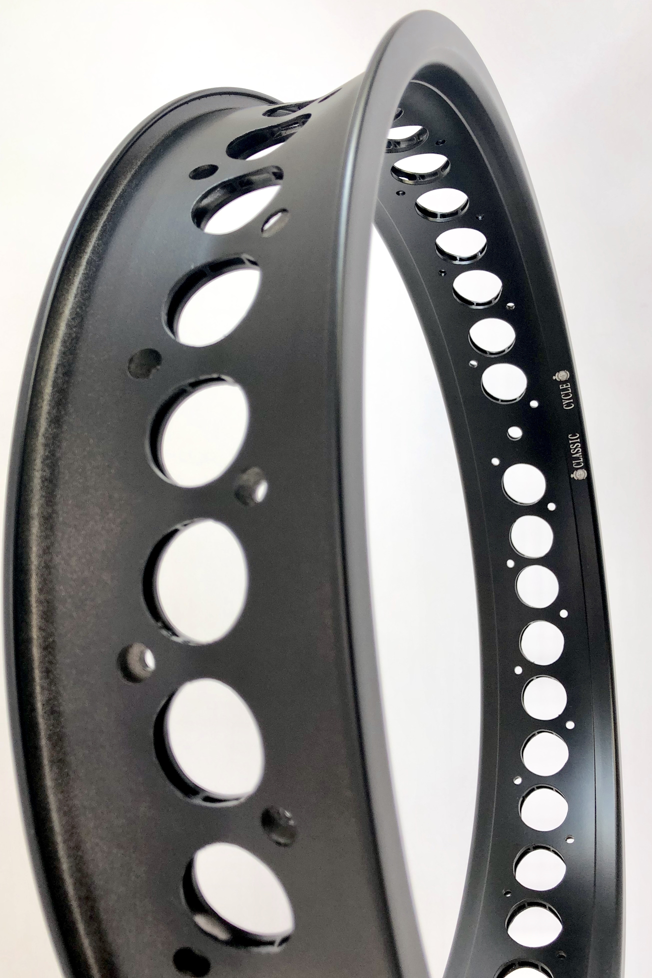 Cerchione in alluminio da 20 pollici 82 mm nero opaco con fori