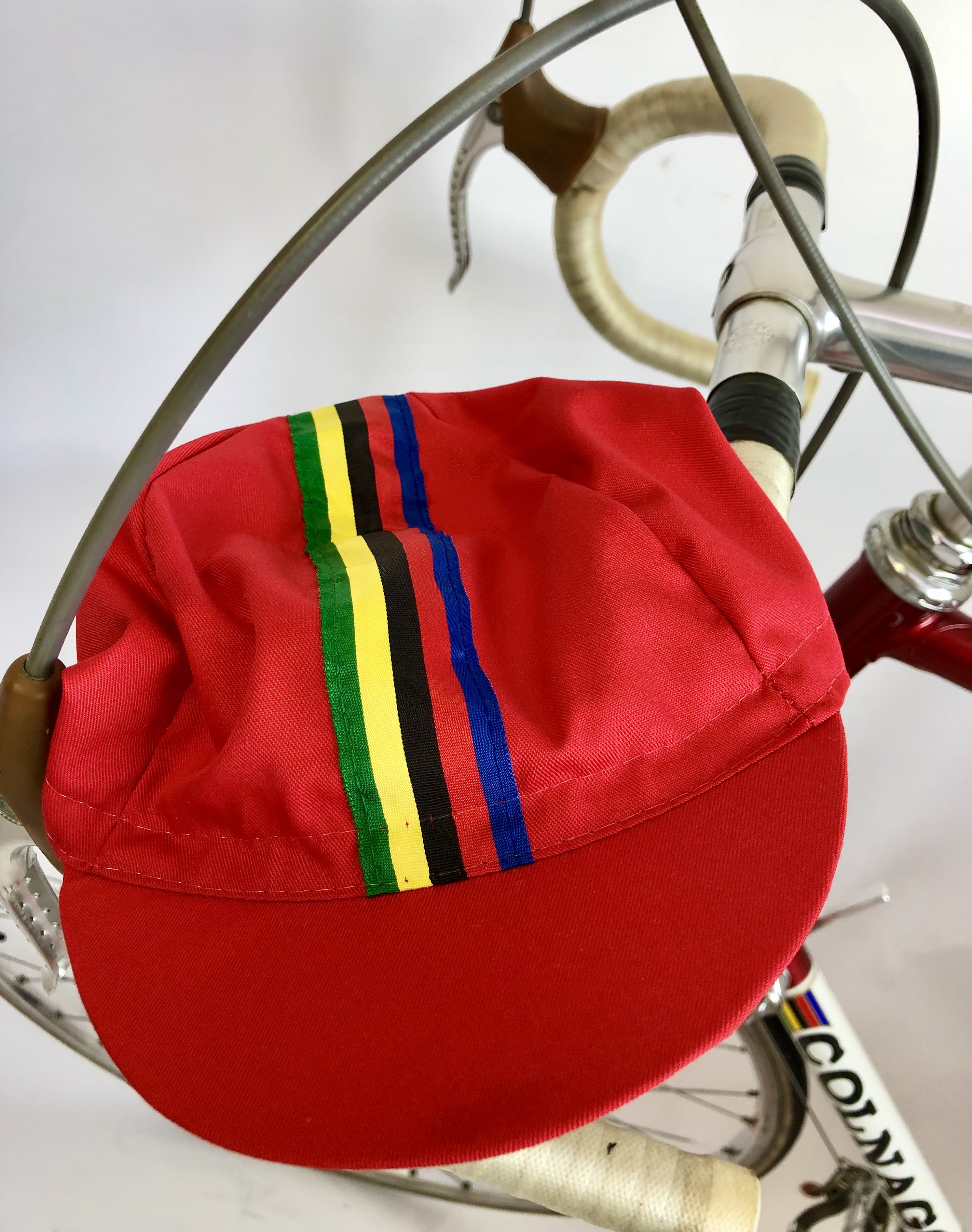 Rennradkappe_Historical_team_cap_retro_cycling_cap_radmutze_Rennkappe_Cycling_-Radlercap_La-Casquette_fahrradkulturin_-rot-mit-bunten-Streifen6C9qmMN1EUg5Z3