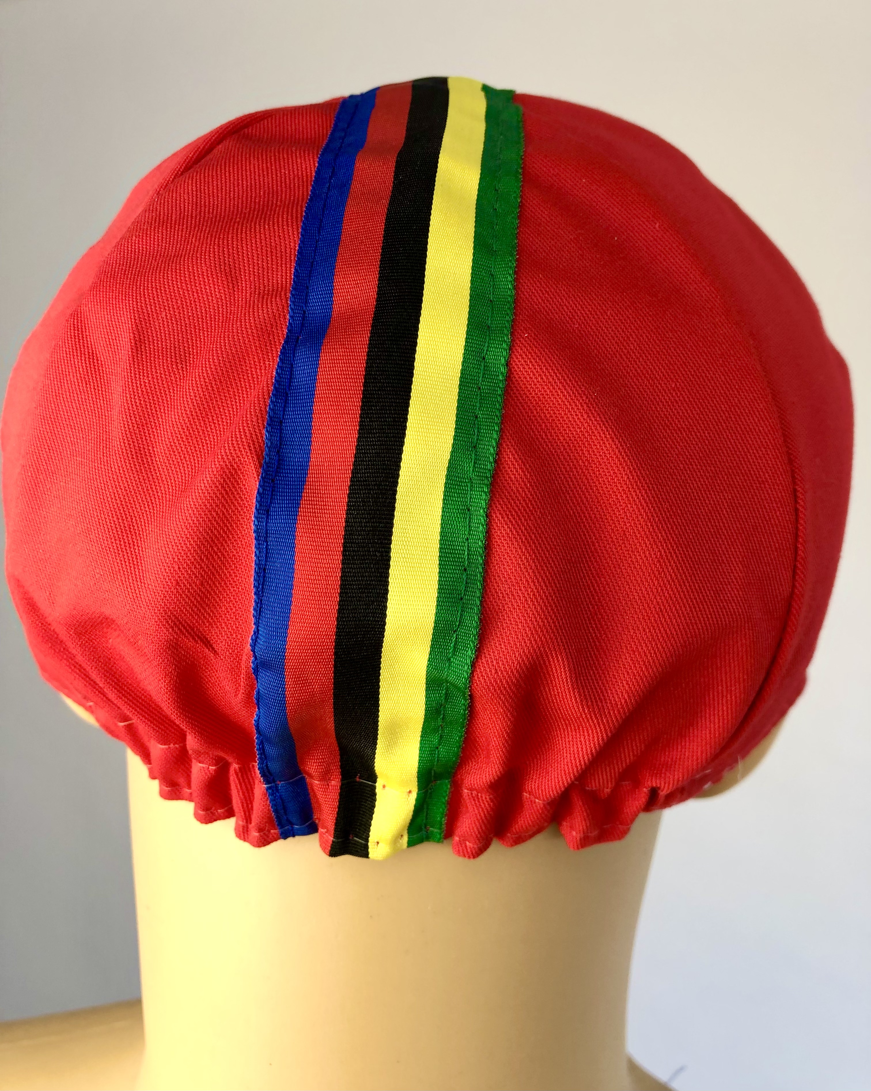 Rennradkappe_Historical_team_cap_retro_cycling_cap_radmutze_Rennkappe_Cycling_-Radlercap_La-Casquette_fahrradkulturin_-rot-mit-bunten-Streifen3mXaePMVaSA9Tz