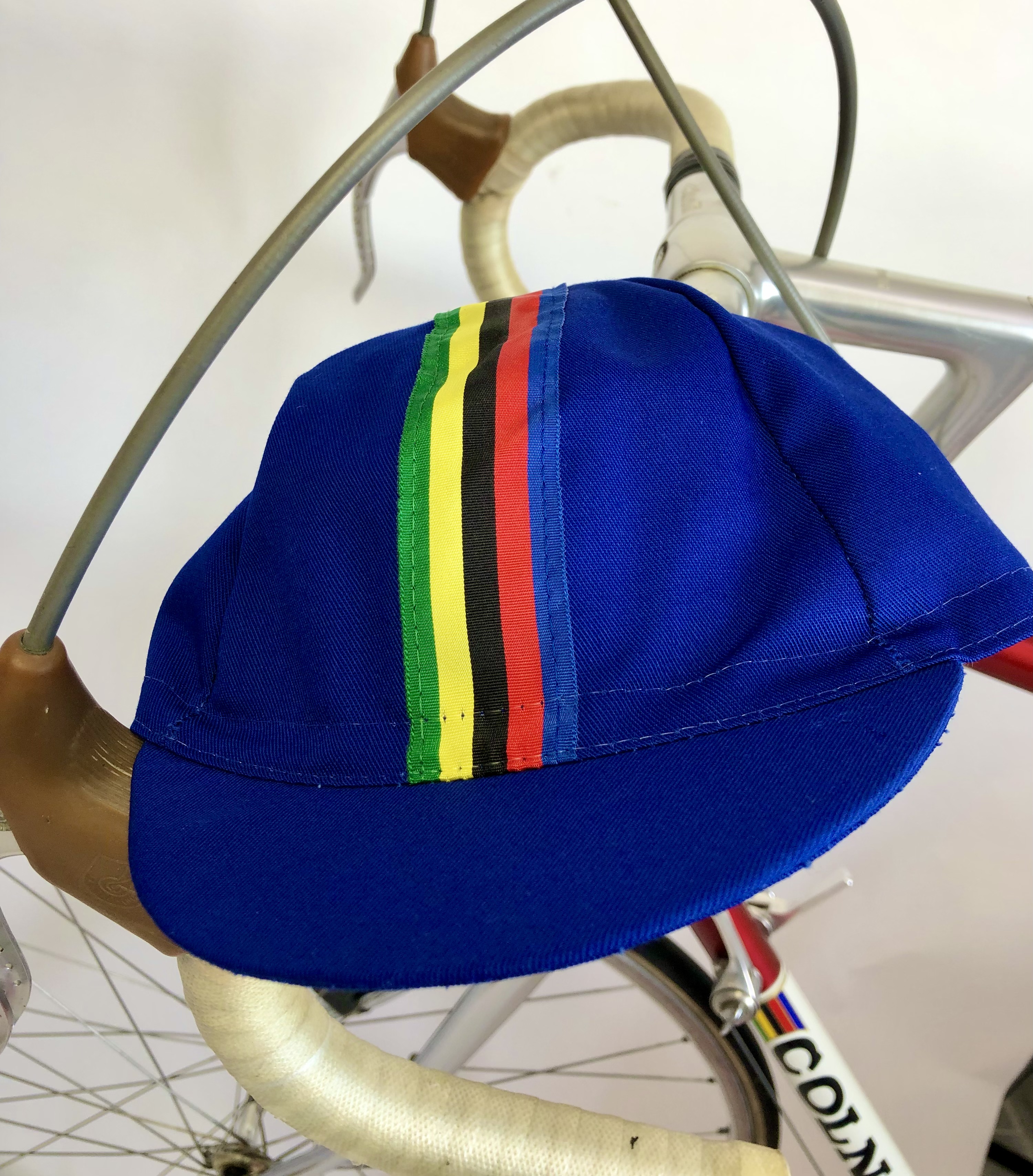 Cycling Cap blu con strisce colorate