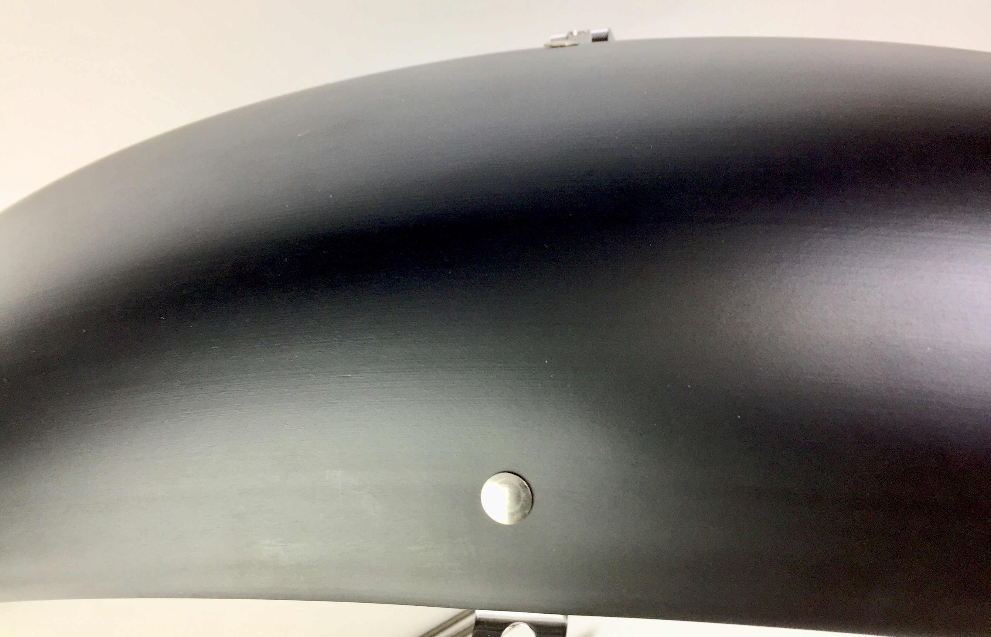 Parafanghi Fat Bike in materiale plastico con una larghezza di 124 mm, dotato di aste 26 x 4 - 4,8 pollici, in nero mate
