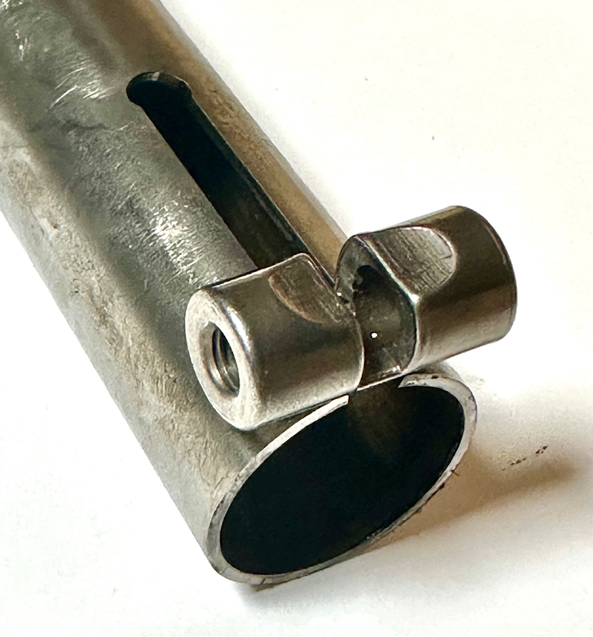 Pezzo di serraggio / Raccoglitore di sella M6 per tubi sella da ~ 29 mm 