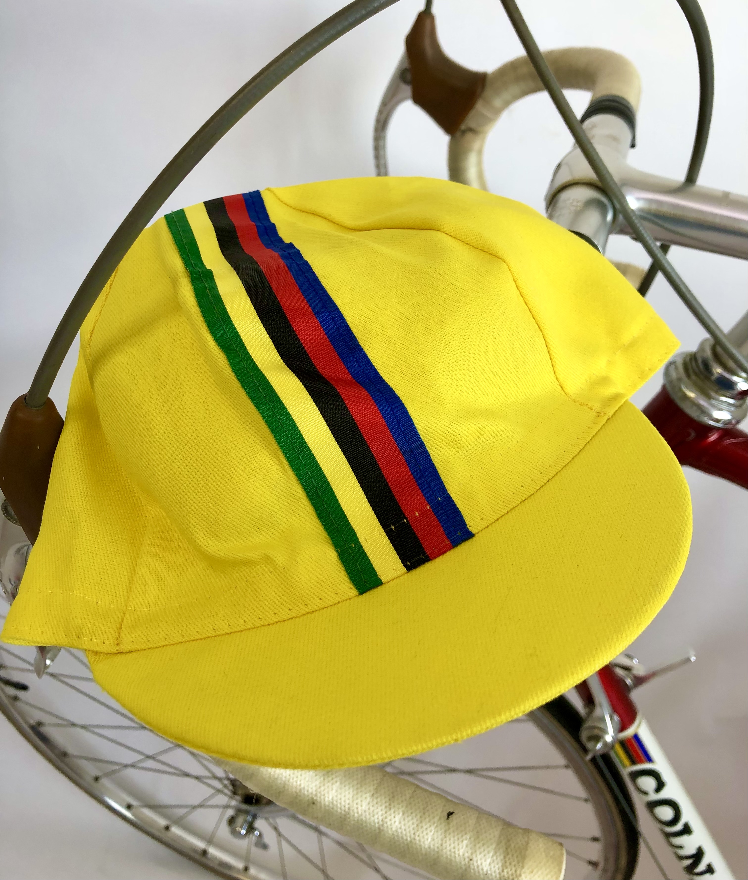 Cycling Cap giallo con strisce colorate